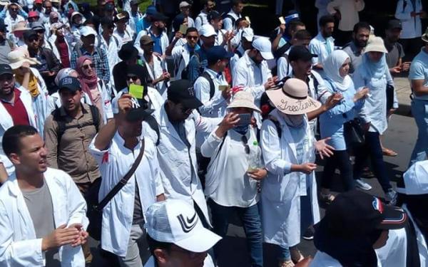 طوفان الأساتذة يحط الرحال أمام وزارة أمزازي في اعتصام مدته 48 ساعة