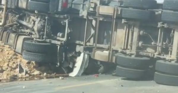 فاجعة..انقلاب "رموك" فوق سيارة يودي بحياة مفتش تربوي وزوجته و3 من أطفاله(صورة)