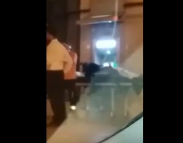 جديدة هادي .. انزال مريض من سيارة الاسعاف  "ناعس على كروصة" باش ياخود الفلوس من "الكيشي"  (فيديو)