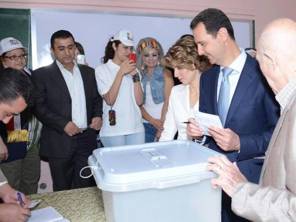 الأسد يدلي بصوته في مركز وسط دمشق