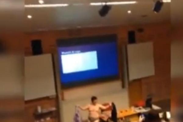 بالفيديو .. أستاذ جامعي يخلع ملابسه أمام الطلاب لتحفيزيهم على الدراسة