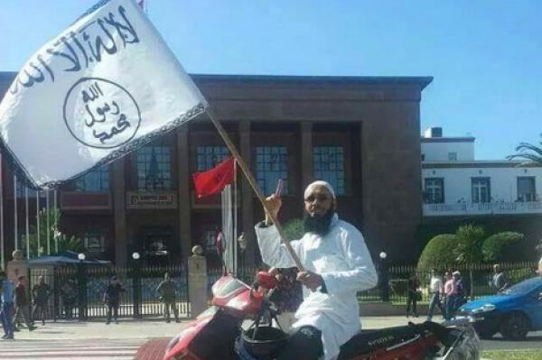 جدل فايسبوكي بسبب رفع علم "داعشي" أمام البرلمان المغربي