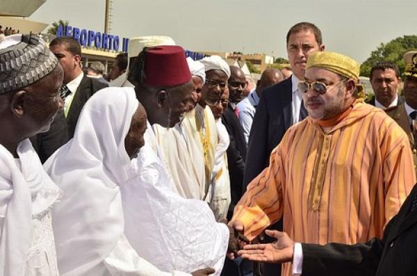 هذه دلالات ارتداء الملك للجلباب خلال زياراته الافريقية