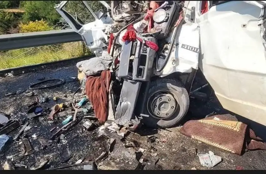 مصرع سائق في اصطدام مروّع بين حافلة وسيارة على مدخل العرائش