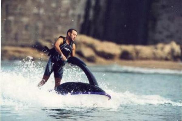 حكاية الشاب الذي تربص بالملك و في يده 11 بطاقة تعريف