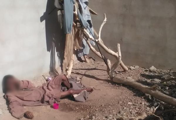 صادم: شخص يكبل شقيقه بسلاسل حديدية لمدة 4 سنوات (فيديو)