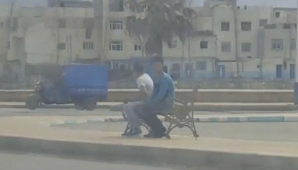 اعتقال الشابين اللذين قاما بسرقة كرسي عمومي بمرتيل (فيديو)