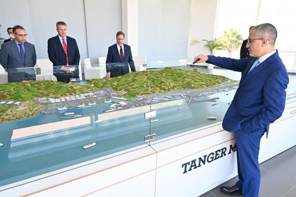 القائم بالأعمال في سفارة "أمريكا" يجري زيارة لميناء "طنجة المتوسط" ويؤكد أنه أبرز بوابة لـ"التجارة" نحو إفريقيا (صور)