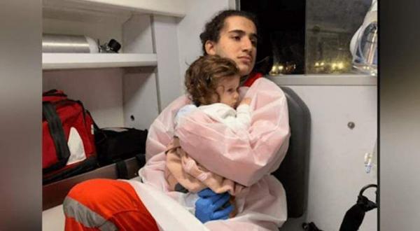 صورة تهز العالم  لطفلة لبنانية تنجو من حادثة سير بعد مقتل والديها