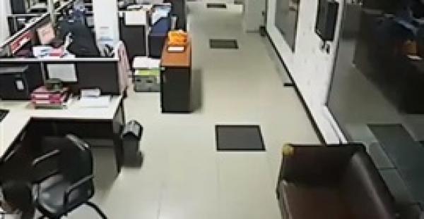 بطارية هاتف تنفجر في مكتب موظفة