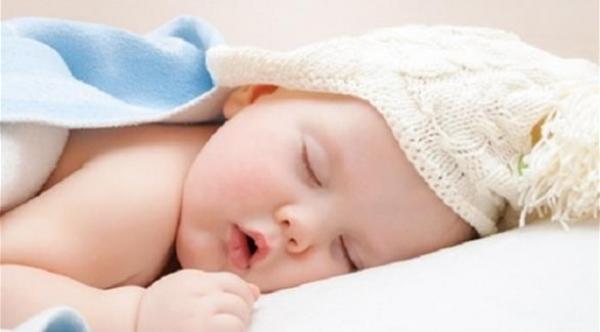 هل يستدعي نوم الطفل بعينين مفتوحتين قليلاً القلق؟