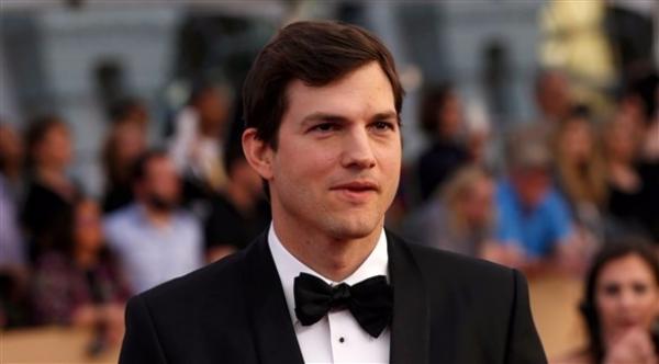 آشتون كوتشر: زوجتي جاءت لأمريكا بتأشيرة هجرة