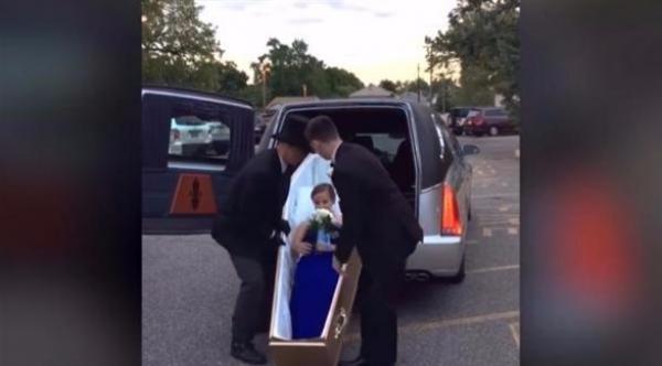 بالفيديو: طالبة تصل إلى حفل تخرجها داخل نعش