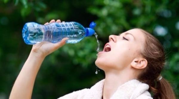 الشعور بالعطش علامة على نقص السوائل بالجسم