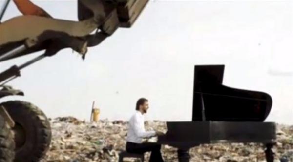 لماذا يعزف هذا الفنان البيانو في مكب للقمامة؟