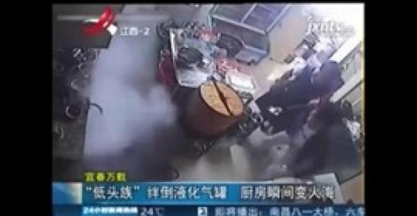 بالفيديو.. نادلة تتسبب في انفجار مطبخ مطعم بالصين