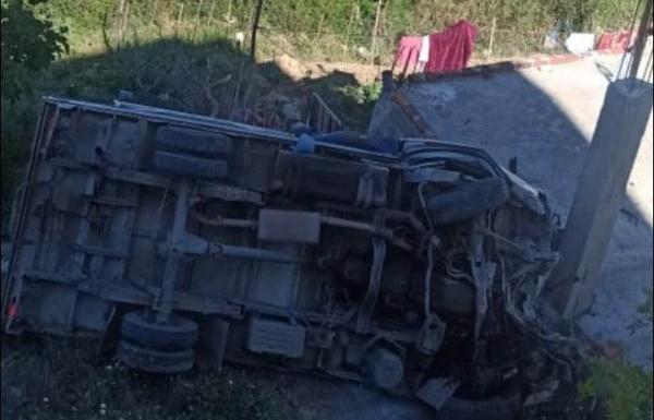 الله يحضر السلامة.. انقلاب شاحنة من منحدر جبلي بتطوان  يسفر عن إصابات خطيرة
