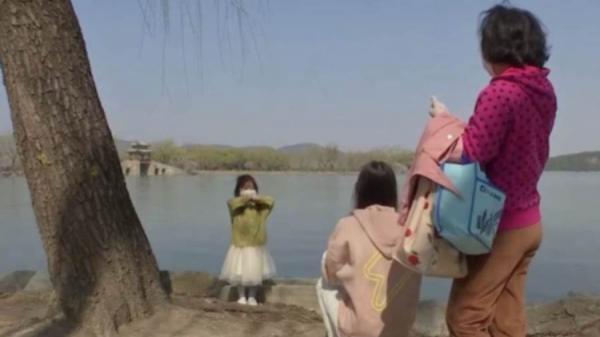 الصينيون يخرجون للمتنزهات والأسواق بعد احتواء أزمة كورونا (فيديو)