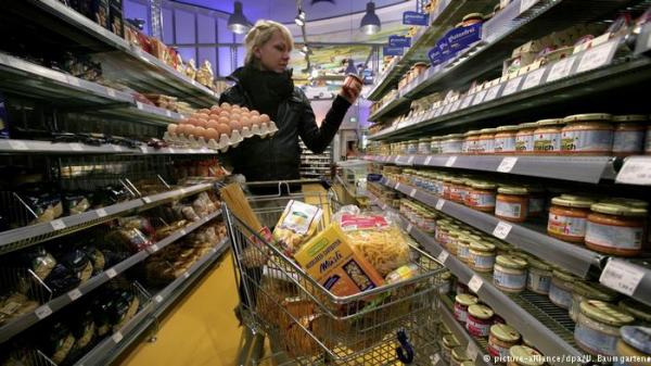 عرض البيض للبيع بين ألمانيا وأمريكا.. في المبردة أو خارجها؟