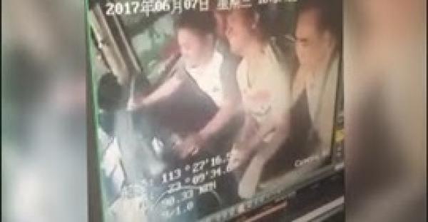 بالفيديو.. شجار بين زوجين يتسبب في انقلاب حافلة ركاب