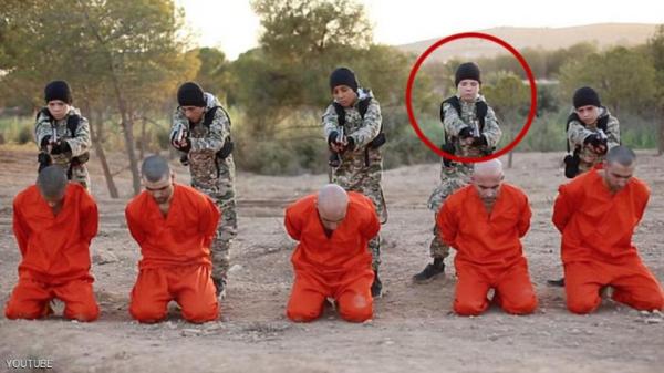 أب بريطاني يصدم برؤية ابنه يعدم رهينة لدى داعش