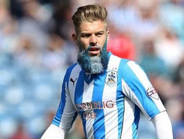 آدم كلايتون يصبغ لحيته بالازرق والابيض