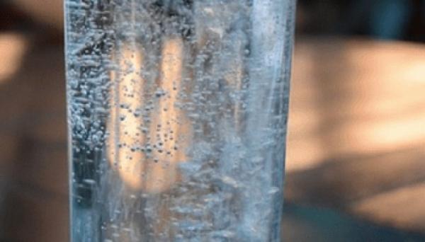 مغربي يكشف عن مادة مسرطنة توجد بالمياه المعدنية