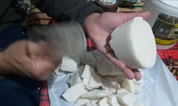 خمسينية تُطالب قائدة برخصة لتكسير "قالب السكر" بمنزلها و"أخبارنا" تقدم تفاصيل مثيرة حول الواقعة!