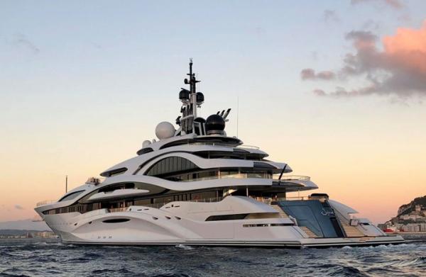 حصري...لهذا ظهر الملك "محمد السادس" على متن يخت أمير قطر هذا الصيف بالسواحل الشمالية