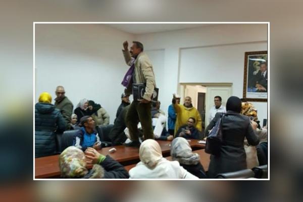 فيديو يهز الفيسبوك لتبادل الضرب والركل واشتباكات بالأيادي في اجتماع بمندوبية الصحة بخنيفرة