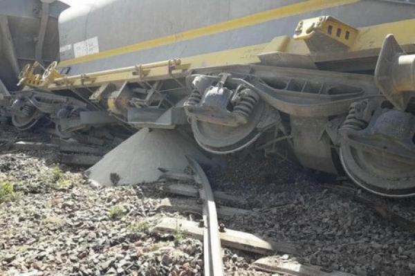 انقلاب قطار بالدار البيضاء واقتلاع السكة الحديدية بسبب الحادث