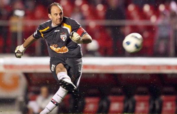 أكثر حارس مرمى تسجيلا للأهداف في التاريخ.. يؤجل اعتزاله