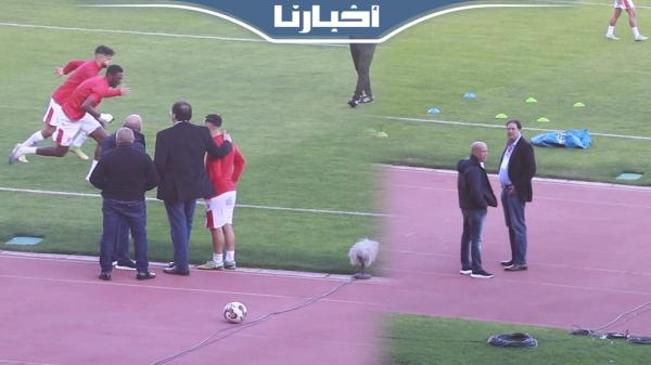 جماهير الوداد تصفق لأيت منا لحظة دخوله الملعب والأخير يمازح اللاعبين