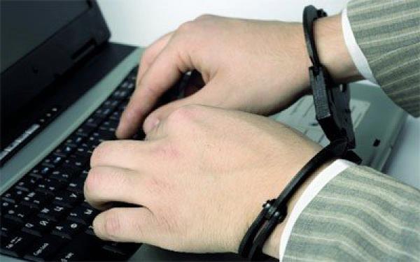 اعتقال فتاة تبتز محافظ الجديدة بنشر صورة له عبر الفايسبوك