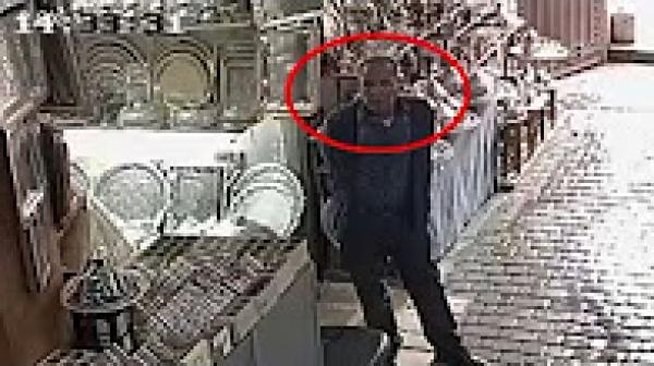 كاميرا تضبط لصا يسرق 2400 درهم من محل بمراكش