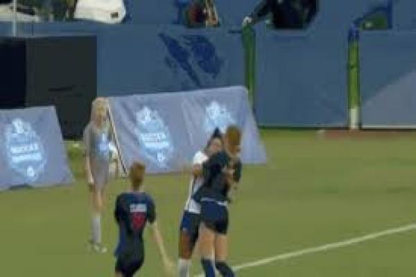 فيديو لمباراة كرة نسائية تتحول لحلبة مصارعة