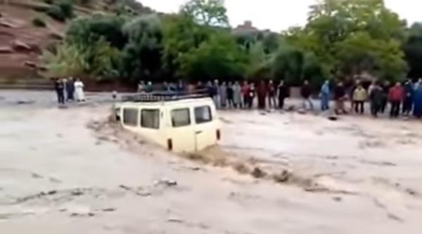 بالفيديو... مغامرة لسائق سيارة للنقل المزدوج وسط السيول الجارفة تنتهي بكارثة