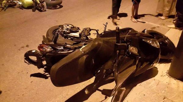 مؤلم وقبل يوم من العيد... مصرع شاب في اصطدام عنيف بين دراجته النارية c90 وطاكسي كبير