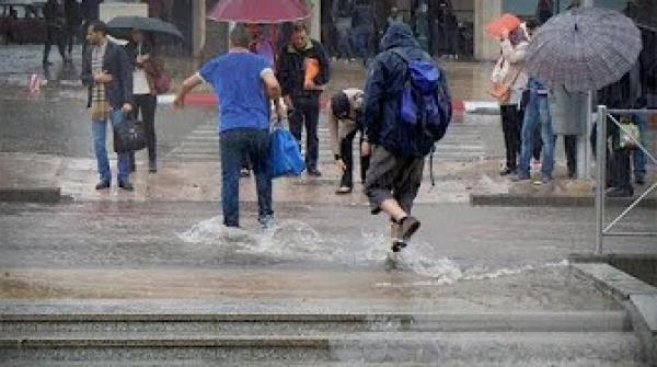 شاهد أمطار الخير تتساقط على مدينة الحسيمة و الساكنة تستبشر