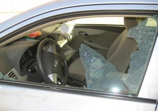 خطير...لصوص يكسرون زجاج سيارة ويسرقونها أمام أعين صاحبها وهذا ما فعلوه بزوجته