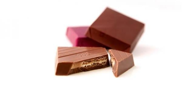 انحشرت قطعة شوكولا في حلقه فهوت سيارته في النهر