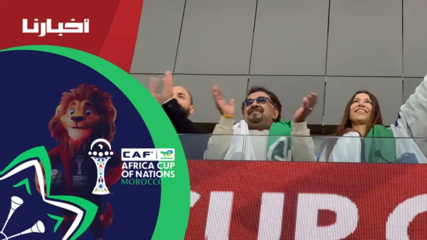 الشاب خالد يلتقط سلفيات مع الجماهير قبل انطلاق مباراة الجزائر وبوركينافاسو