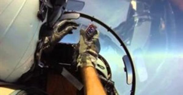 بالفيديو.. شاهد كيف يمرر طيارى المقاتلات الحربية "الحلوى" لبعضهم