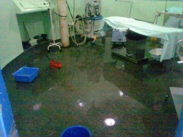  الأمطار تغمر قاعة العمليات وتؤجل عملية قيصرية عاجلة بوزان