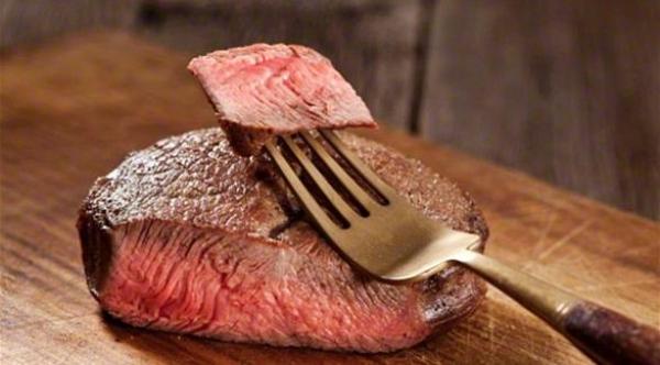 دراسة: تناول الستيك يومياً يوازي فوائد الإقلاع عن التدخين