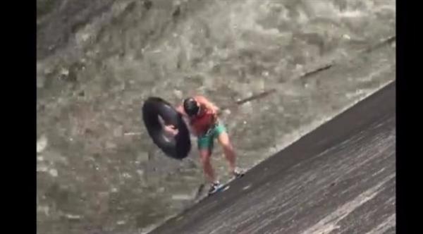 بالفيديو: مغامر يسبح 3 مرات في مياه سد جارفة