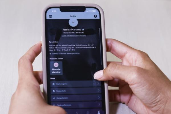 بسبب نقص الممرضات.. مستشفيات في أمريكا تلجأ إلى التطبيقات