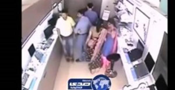 بالفيديو : فتاة تسرق «لاب توب» بحرفية عالية