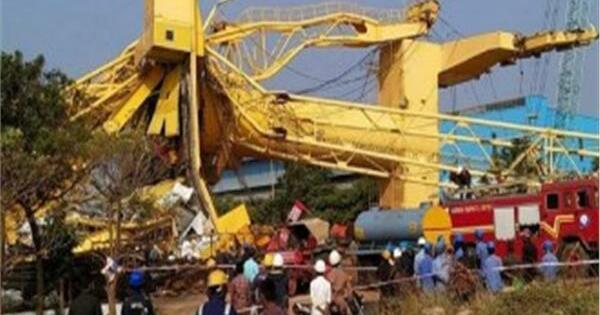 رافعة تدهس 10 أشخاص في حوض لبناء السفن بالهند(فيديو)