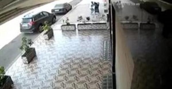 بالفيديو.. لحظة اعتداء شاب على فتاة وسرقتها في وضح النهار